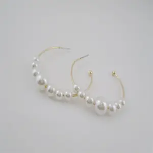 Bellissimo design di gioielli orecchini a cerchio di perle