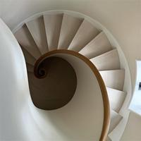Escaliers en colimaçon compacts avec marches en bois, design à rotation fluide pour les maisons contemporaines