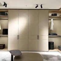 Dressing moderne sur mesure avec panneaux en cuir, cloison en verre et éclairage LED, rangement personnalisé