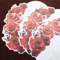 Hochwertige Ovale Hochzeitsmenükarte mit Rotem Blumendesign und Individuellem Text für Luxuriöse Hochzeiten und Besondere Anlässe Tischdekoration