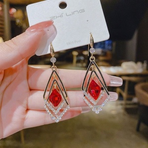 Boucles d'oreilles pendantes géométriques à double couche, en alliage plaqué or, ornées de cristaux bleus et rouges en forme de diamant, personnalisées, longues et exagérées pour femme - Product Image 2