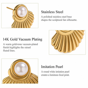 Boucles d'oreilles clous en forme d'éventail avec perles dorées, en acier inoxydable plaqué or 14K sous vide, bijoux sculpturaux en forme de coquillage - Product Image 4