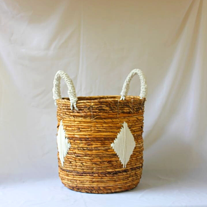 La cesta Cleo Rattan viene con un material único de mezcla de fibra de plátano y macramé, que combina la belleza natural y la textura artística. - Product Image 1