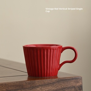 Taza de Café de Cerámica <span class=keywords><strong>Roja</strong></span> Brillante con Borde Acanalado y Platillo a Juego, Taza Moderna con Rayas para Servir Té, Latte y Espresso en Casa, Oficina o Cafetería - Product Image 5