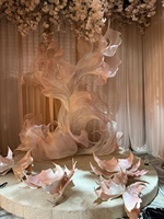 Sculpture géante en organza couleur or champagne, installation artistique en tissu faite à la main pour la décoration de la scène de mariage et des cérémonies