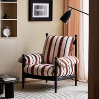 Fauteuil de salon rouge traditionnel français avec dossier design, structure en bois et revêtement en coton pour salon