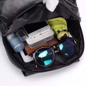 Sac à dos en cuir noir tendance avec pompon pour femme, idéal pour l'école et le collège - Vente en gros, nouveau et pas cher - Product Image 5