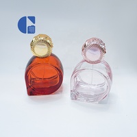 Flacon de parfum en verre luxueux, élégant et unique, avec base biseautée et capuchon à motif torsadé assorti pour l'emballage de parfums