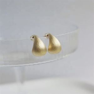 Boucles d'oreilles pendantes en forme de goutte d'eau, or véritable 18 carats, finition givrée, tendance Xinfly. - Product Image 4