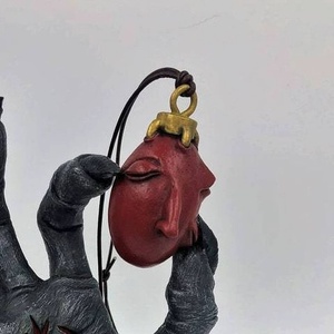 Nuovo Ornamento Artigianale in Resina Mano di Dio Berserk per Halloween - Product Image 3