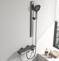 Ensemble de douche mural moderne et minimaliste en alliage de cuivre avec grande douchette cascade, barre coulissante et boutons piano