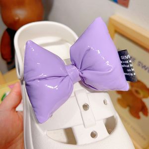 Modevolle glanzende leren strik schoenbedels, DIY zoete & stoere schoenversieringen, universele pasvorm - Product Image 4