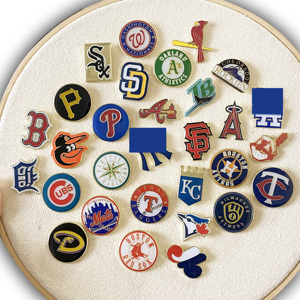 Venta al por mayor, gran éxito de ventas, listo para enviar: Insignias de esmalte y pines de metal chapado en oro para <span class=keywords><strong>gorras</strong></span> de equipos de liga de béisbol, recuerdos. - Product Image 1