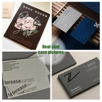 Cartes de visite de luxe en relief 3D avec estampage d'aluminium et accents UV ponctuels-Design de logo en relief de qualité supérieure et effets de relief brillants