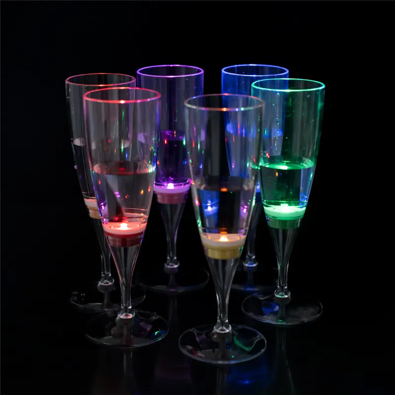 Cadeau bon marché coloré clignotant en plastique eau liquide activé lumière led champagne lunettes fête