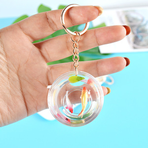 Los llaveros y colgantes de peces dorados y koi se venden con gran rapidez en los puestos de los mercados nocturnos, convirtiéndolos en recuerdos populares. - Product Image 4