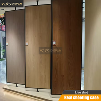 Présentoir Moderne en Acier Robuste Écologique YEK'S avec Système Rotatif à 360° pour Échantillons de Planchers Flottants en Bois en Showroom (Résistant à l'Eau)