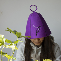 Gorro de Sauna de Lana Pura con un Lobo Plateado en el Pecho que se Mira a los Ojos del Calor sin Parpadear