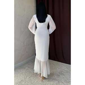 Robe de soirée élégante en mousseline blanche, coupe fourreau, col montant, taille naturelle, avec superposition transparente et manches longues - Product Image 2