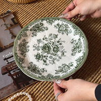 Vaisselle en porcelaine vintage avec motifs floraux verts en relief, assiettes et plats pour les événements de mariage