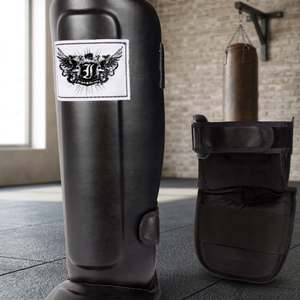 อุปกรณ์ป้องกันหน้าแข้ง IRON PUNCH รุ่นพรีเมียม น้ำหนักเบา ระบายอากาศได้ดี ทำจากหนัง PU พร้อมสายรัดแบบ Hook and Loop สำหรับถุงมือชกมวย - Product Image 4