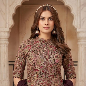 Conjunto de Kurti Corto con Estampado de Vino para Mujer, Pantalones Palazzo Anchos con Corte Acampanado y Dupatta, Ropa India Indo-Occidental - Product Image 2
