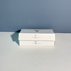 Caja <span class=keywords><strong>de</strong></span> Cartón Blanca Minimalista Premium para Envíos, con Textura <span class=keywords><strong>de</strong></span> Lino y Detalles en Dorado, para Empaque <span class=keywords><strong>de</strong></span> Regalos <span class=keywords><strong>de</strong></span> Comida <span class=keywords><strong>de</strong></span> Alta Gama - Product Image 5