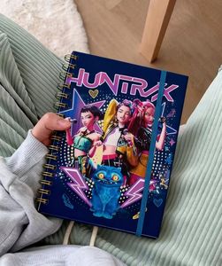 Cuaderno Ecológico <span class=keywords><strong>de</strong></span> Espiral A5 con Páginas <span class=keywords><strong>de</strong></span> Color <span class=keywords><strong>de</strong></span> Cazadoras <span class=keywords><strong>de</strong></span> <span class=keywords><strong>Brujas</strong></span>, Nuevo y Disponible, para Regreso a Clases, Graduación, Hojas Sueltas - Product Image 3