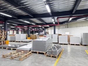 En stock JINKO barato PV <span class=keywords><strong>panel</strong></span> de placa <span class=keywords><strong>solar</strong></span> instalación uso doméstico 620W 650W 550 vatios negro completo JINKO Tigre neo tipo n <span class=keywords><strong>panel</strong></span> <span class=keywords><strong>solar</strong></span> - Product Image 4