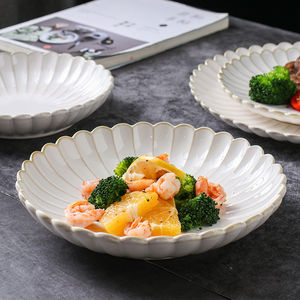 Élégante assiette en céramique blanche avec un mince contour noir pour un repas élégant - Product Image 4