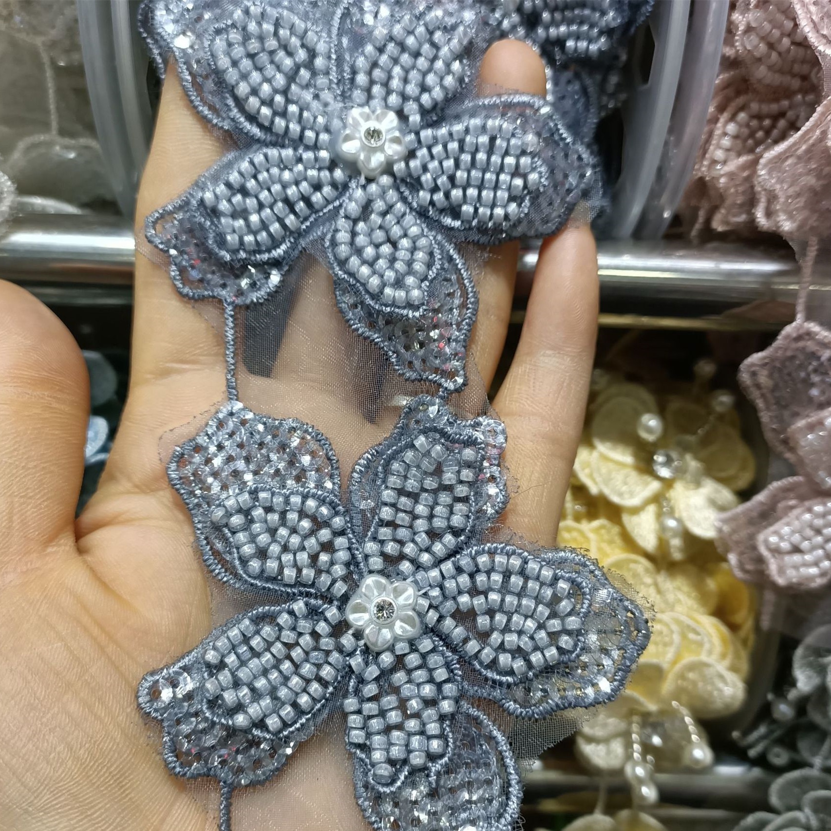 Модная вышитая бисером аппликация с блестками Цветочная отделка, свадебная сетка с вышивкой кружева 3D Цветы Жемчужное Кружево