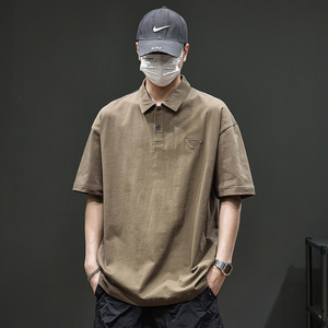 เสื้อยืดดีไซน์เนอร์แบบดรอปชิปปิ้ง สกรีนโลโก้สไตล์อเมริกันเรโทร แขนสั้น เนื้อผ้าหนา ใส่สบาย ใช้งานได้หลากหลาย ทันสมัย สีดำ แบบโปโล - Product Image 4