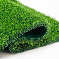 Alfombra de césped artificial de aspecto real, cómoda bajo los pies, ideal para cubiertas, piscinas y espacios de vida al aire libre