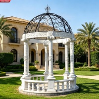 Gazebo de jardin rond en marbre européen YOUFINE, piliers torsadés sculptés à la main, toit en fer forgé orné pour aménagement paysager de villa