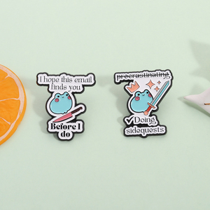Pin de Esmalte con Frase de Videojuego, Rana Linda con Espada, Insignia de Solapa, No Dejar De Hacer las Misiones Secundarias - Product Image 2