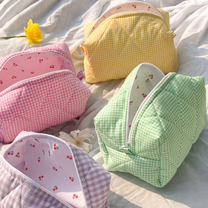 Trousse de maquillage à carreaux best-seller transfrontalière, grande capacité, sac de rangement cosmétique frais et portable, 100% coton matelassé - Product Image 1