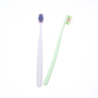 Brosse à dents manuelle colorée pour usage familial, pour adultes, nettoyage interdentaire efficace, poils doux, manche en PP