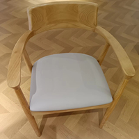 Fauteuil moderne de style nordique avec cadre en bois de frêne blanc et coussin en cuir souple pour le salon