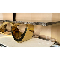 Nouvelle arrivée, table à manger de luxe rectangulaire en marbre, base sculptée en acier inoxydable torsadé doré, design de designer