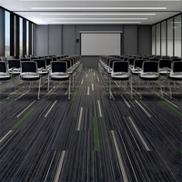 Dalles de moquette rayées ignifuges robustes avec support en PVC, résistantes à l'usure, pour écoles, bibliothèques, bureaux, bâtiments et maisons, personnalisables