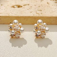 Boucles d'oreilles clous haut de gamme en laiton avec perles et zircons en forme de fleur