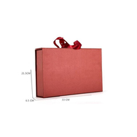 Vente en gros de cartons cadeaux en papier de carton rigide gaufré imprimé boîtes magnétiques avec poignées de ruban pour l'emballage de cadeaux artisanaux