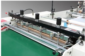 Machine automatique de fabrication de sacs en plastique robustes en LDPE pour riz et ciment, avec soufflets latéraux et fond à fermeture par couteau volant - Product Image 6