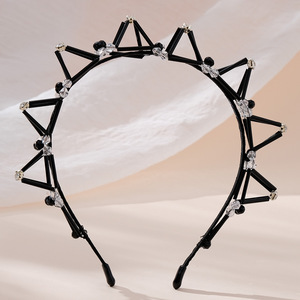 عصابة رأس مثلثة سوداء جديدة على الطراز الأوروبي والأمريكي للفتيات، مناسبة للاستخدام اليومي والحفلات، بتصميم هندسي أنيق ومصنوعة يدويًا - Product Image 2