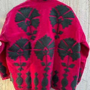 Veste Duster en Velours Rose Suzani pour Femme, Broderie Main Motif Animal Ouzbek, Hiver Respirant, Boutonnée, Cadeau Artisanal - Product Image 2