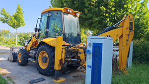 Chargeuse-pelleteuse JCB 3CX d'occasion, peinture d'origine, 4x4 avec godet 6-en-1 et bras télescopique pour projets municipaux - Product Image 3
