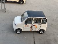 Voiture électrique mini entièrement fermée à 4 roues, alimentée par énergie solaire, avec panneaux solaires intégrés, pour les trajets urbains en famille.