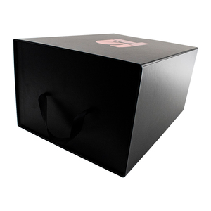 Boîte cadeau magnétique noire de haute qualité personnalisée avec poignée, carton et design grand format, gaufrage et laminage mat, doublure en éponge - Product Image 5