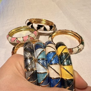 Venta al por mayor de fábrica: Brazaletes de aleación esmaltada estilo bohemio de moda para mujer, adornos de mano de alta calidad con líneas modernas y efecto de goteo de aceite. - Product Image 4