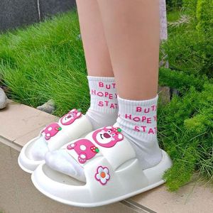 Zapatillas de mujer concisas a la moda, zapatillas de baño ligeras planas para el hogar de verano, toboganes de Interior para mujer de masaje cómodo - Product Image 4